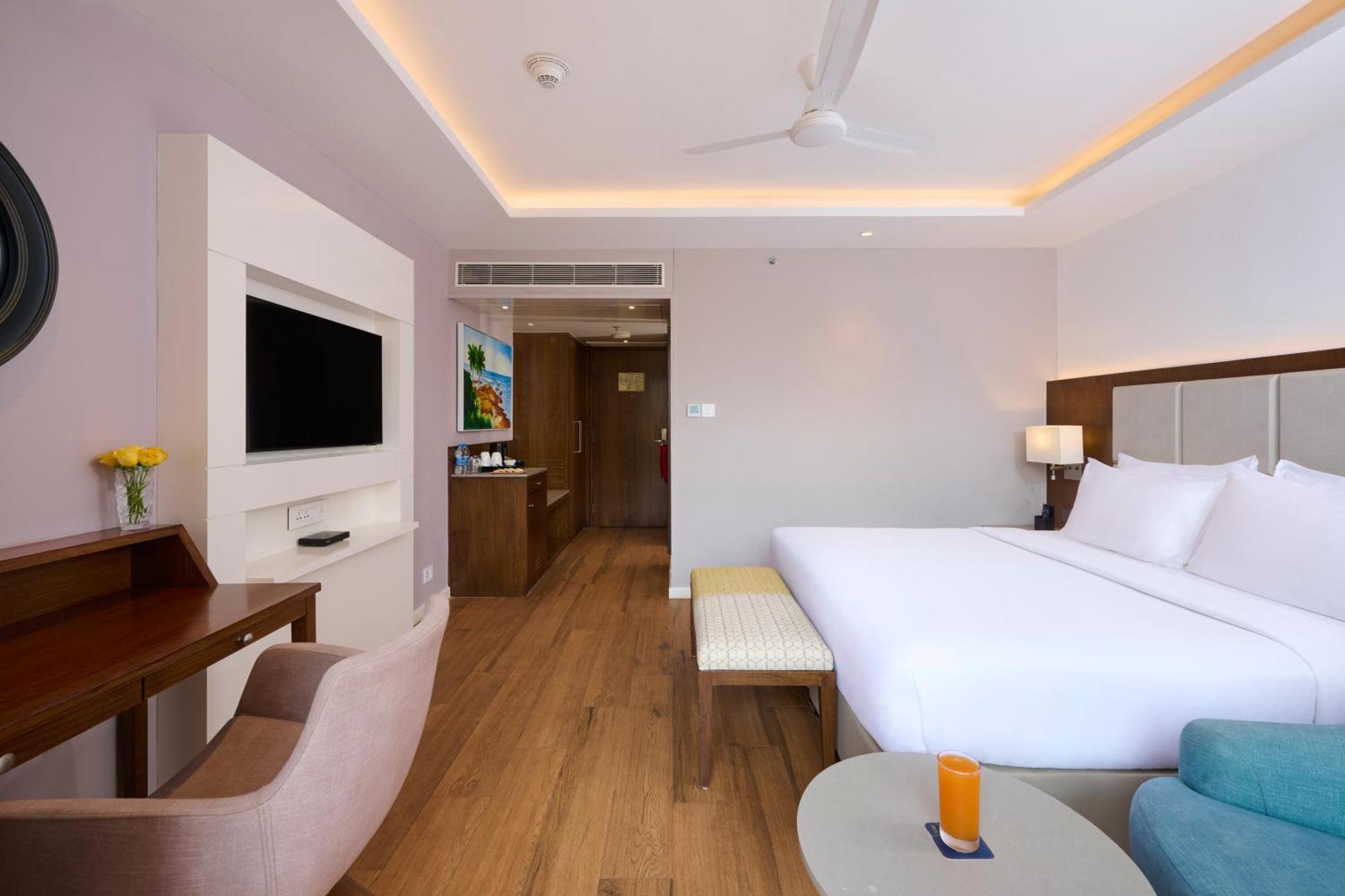 Golden Tulip Vagator Goa Hotel Exterior photo