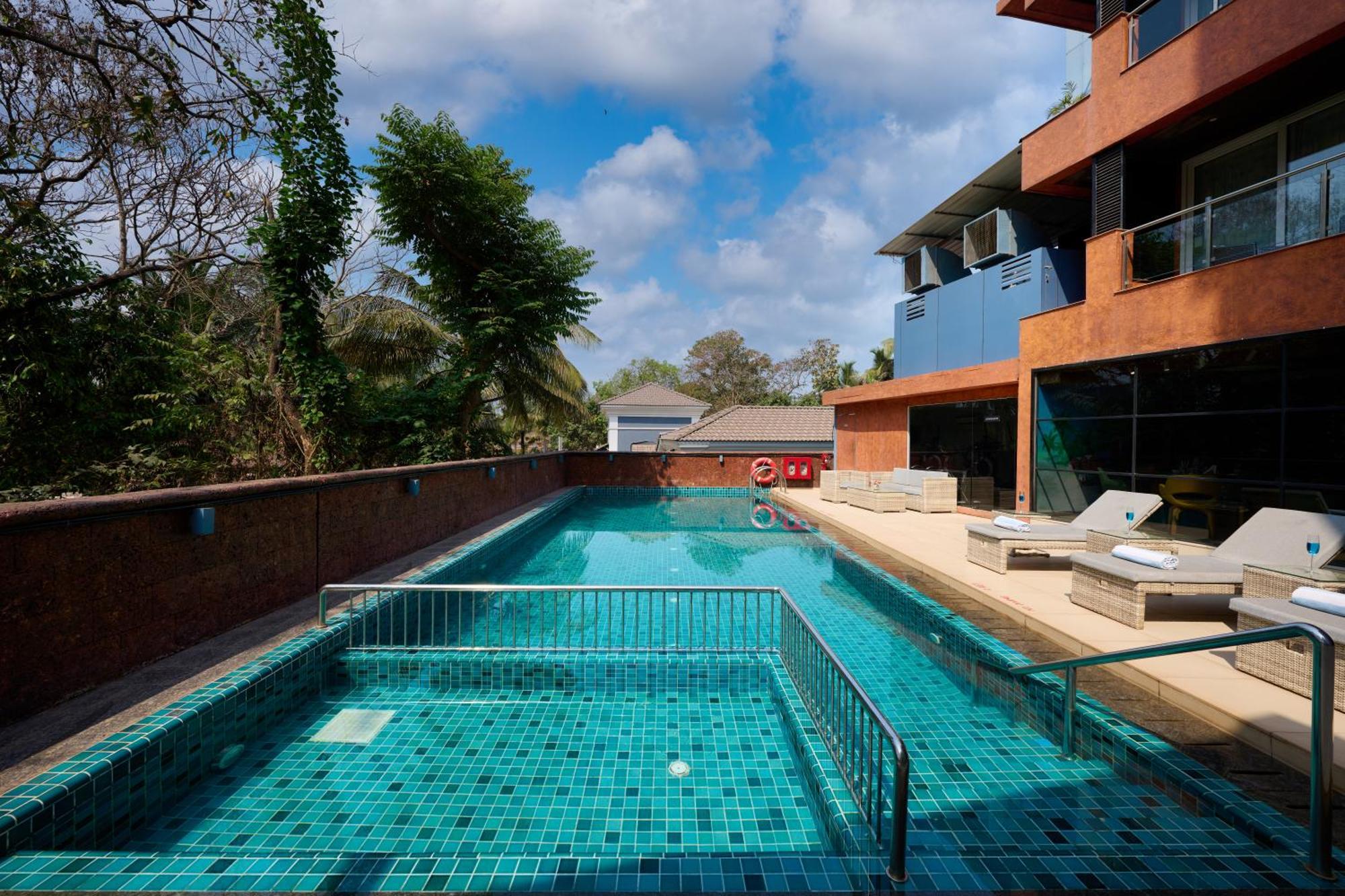 Golden Tulip Vagator Goa Hotel Exterior photo